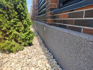 Ремонт и отделка цоколя забора декоративной штукат