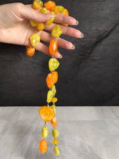Украшение на шею с желтыми и оранжевыми камешками
