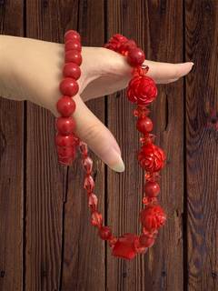 Красное ожерелье с разными камешками