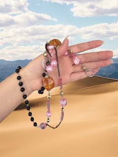 Длинное красивое ожерелье с камешками