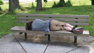 Требуются осенне-зимние одежда и обувь для мужчин.