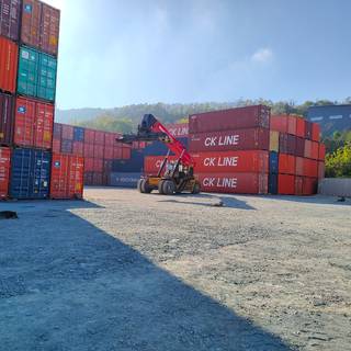 Хранение порожних и груженных контейнеров.