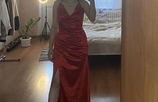 ПРОДАЮ красное атласное платье 