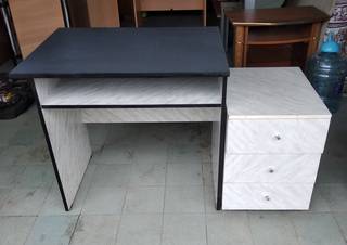 Компьютерный стол с тумбочкой под мрамор