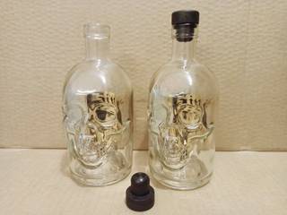 Чистые красивые бутылки в форме черепа