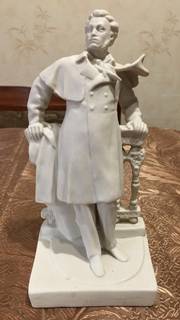 Фарфоровая статуэтка «Пушкин у плетня»