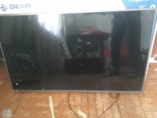DEXP F43F8000Q/ телевизор,треснула матрица экрана.