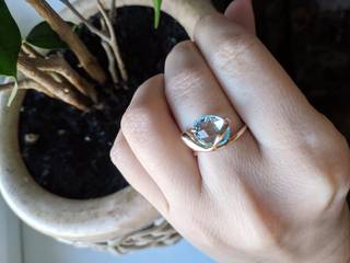 Золотое кольцо с натуральным топазом sky blue