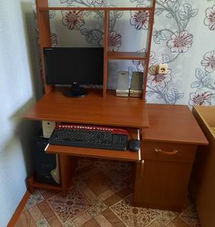 Компьютерный стол и компьютер 
