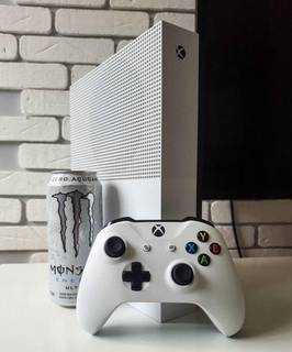 Xbox One S 1000гб + Подписка Game Pass