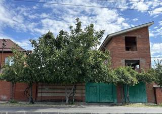 На участке жилой дом и гараж (3 этажа). Надстройку над гаражом планиро